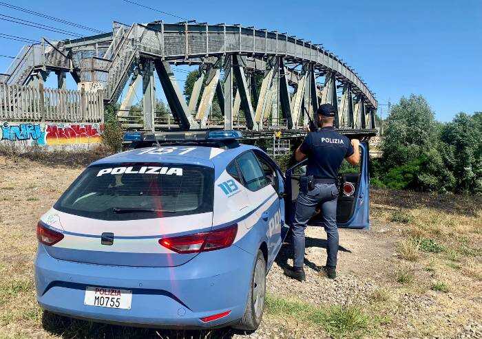 Vuole gettarsi sotto il treno, la Polizia lo raggiunge e lo salva