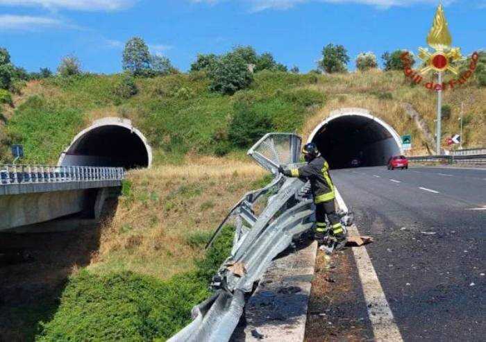 Camion precipita da un viadotto sull'A2: due morti