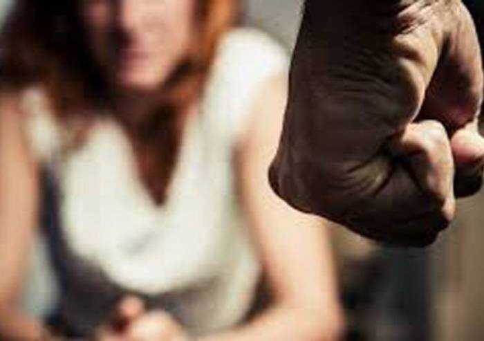 Sassuolo, ferisce col cutter e aggredisce la ex compagna: arrestato