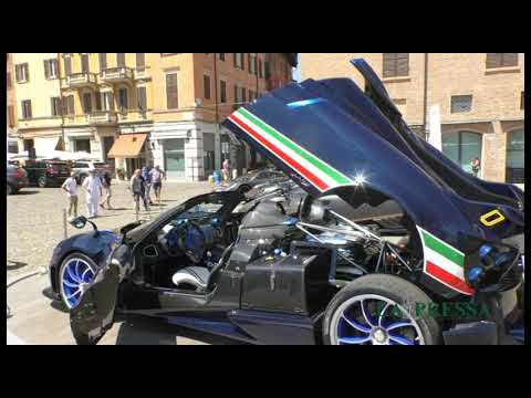 Modena Motor Valley: le Pagani in piazza Grande