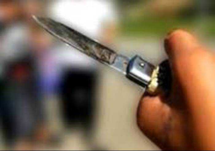 Accoltellato al torace, senza fissa dimora all'ospedale