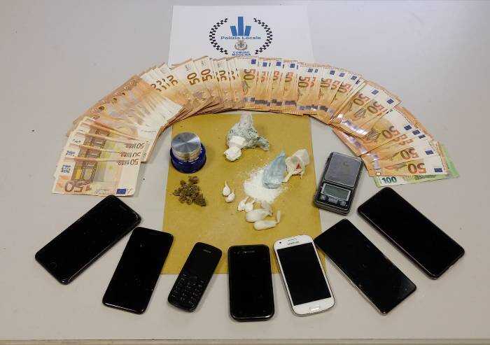 Modena, spaccia nel cortile di casa: arrestato grazie al cane Pit