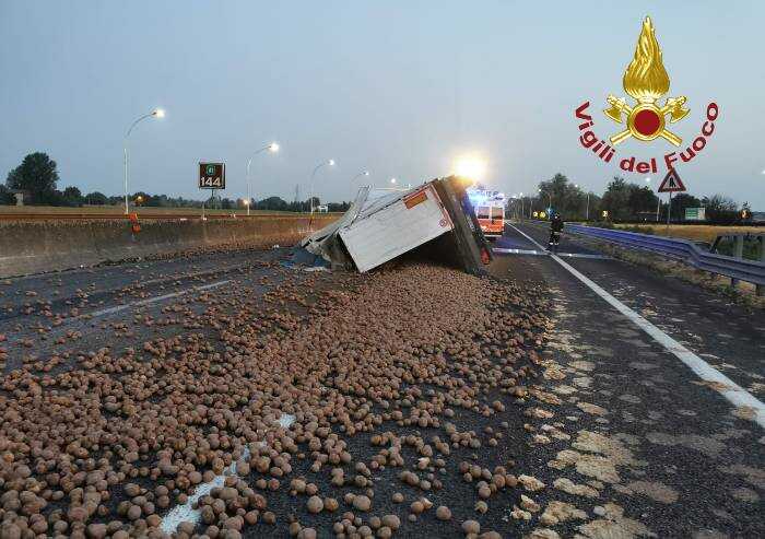 Camion incidentato perde carico di patate, A1 bloccata