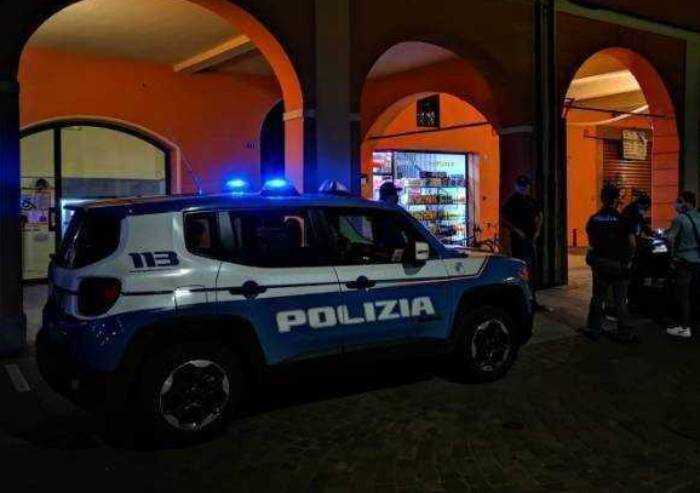 Albanese scaglia sasso contro automezzo del Reparto Mobile: arrestato