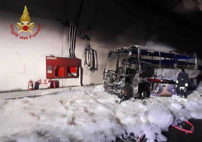 Bus prende fuoco in galleria, autista salva 25 bambini