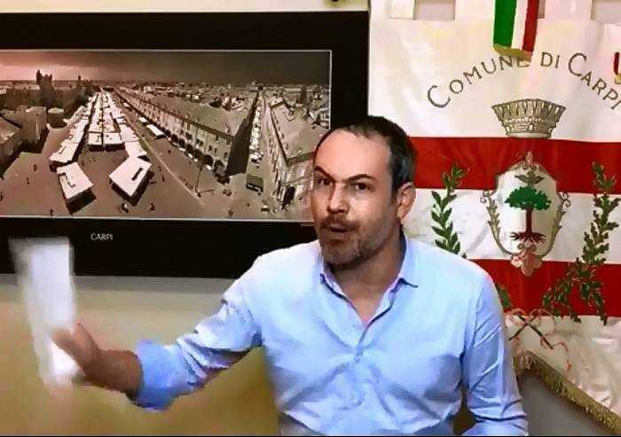 La strana idea di democrazia del sindaco di Carpi: 'Chi non si vaccina sta a casa: semplice'