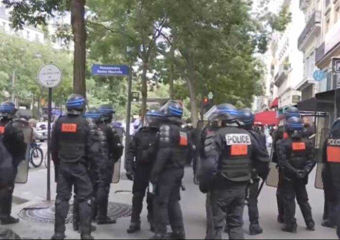 E in Francia esplode ovunque la protesta contro il green pass
