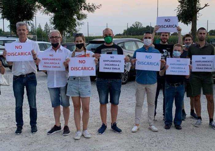 Discarica Finale Emilia: Lega e sindaco protestano davanti a festa PD
