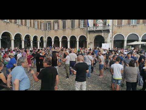 No al Green pass, anche a Modena in 2000 in piazza. Tra loro tanti vaccinati