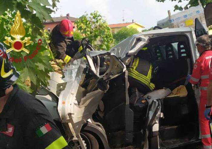 Concordia e Novi: albero cade su furgone e vetrine rotte, tre feriti