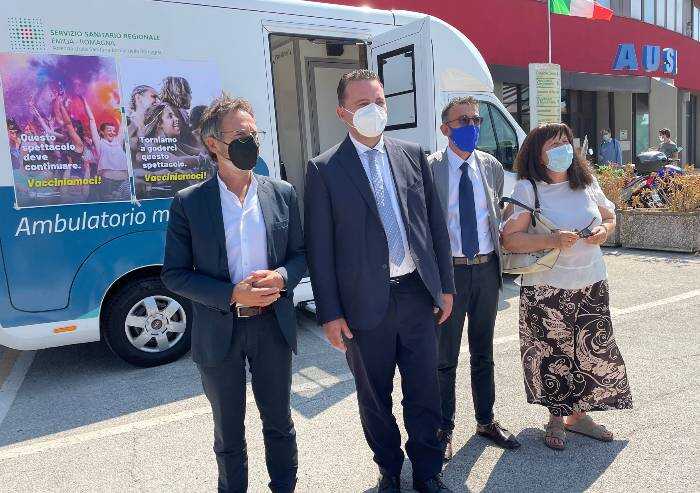 In Romagna aperitivo, vaccino in camper e notte rosa