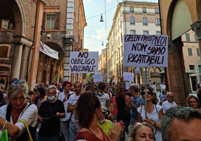 No al Green pass, anche a Modena sfila la protesta: vaccinati e non vaccinati insieme
