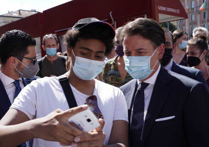 Conte a Bologna fa selfie e spinge Lepore: 'Con noi vittoria subito'