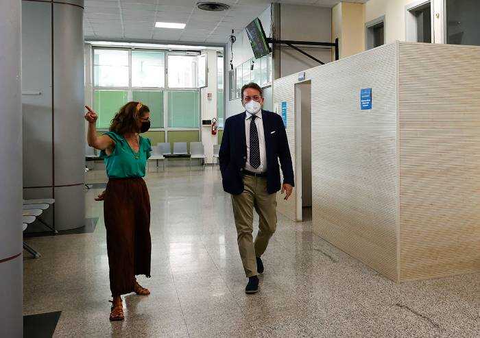 Il sindaco Muzzarelli in visita all'anagrafe rinnovata