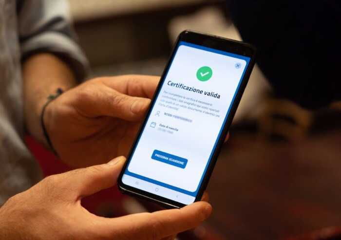 Green pass, primi effetti del lasciapassare che sdogana l'odio sociale