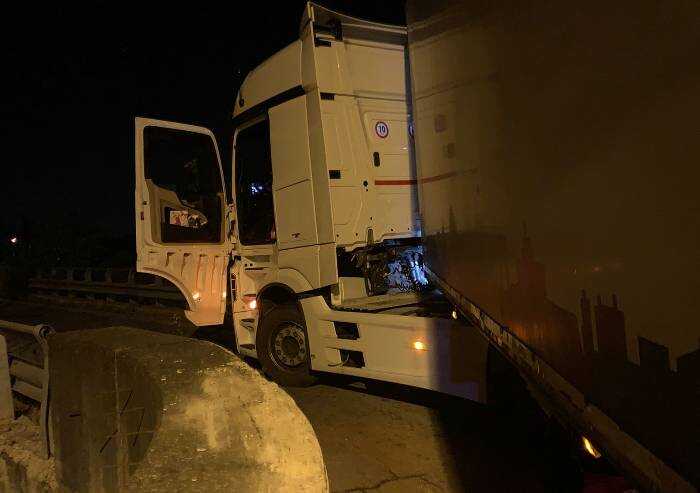 Tir incastrato su ponte Tiepido, per l'autista una sanzione di 41 euro