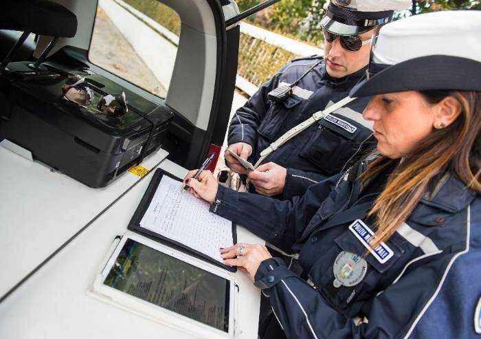 Modena, organizzano festa abusiva con centinaia di giovani: denunciati