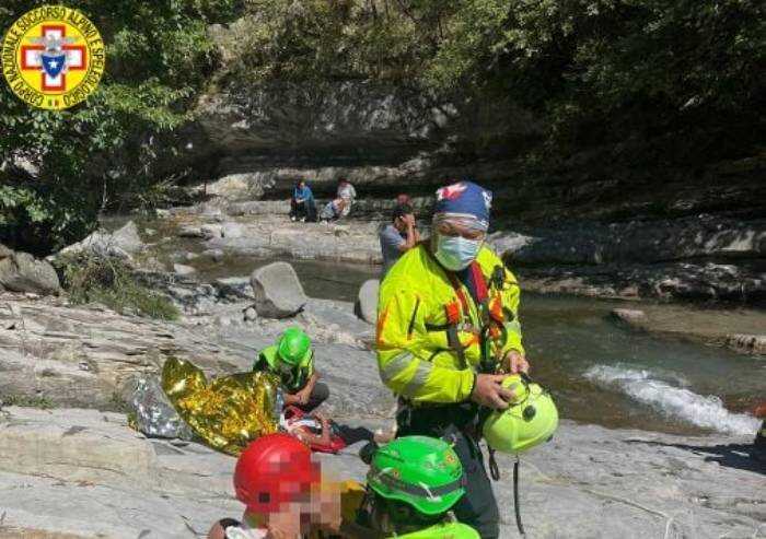 Si getta nel torrente per recuperare la figlia: salvi entrambi