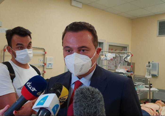 Covid, Emilia Romagna oggi caccia medici no vax. Un anno fa proponeva ai medici positivi di lavorare