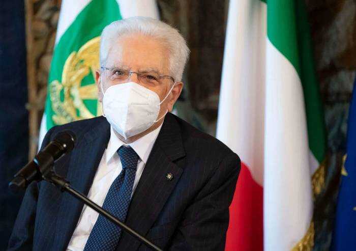 Mattarella: 'Vaccinarsi è un dovere, si vince e si perde insieme'