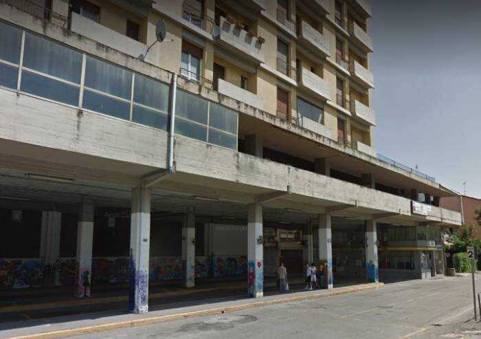 Il bus parte senza indicare la destinazione, passeggeri a piedi