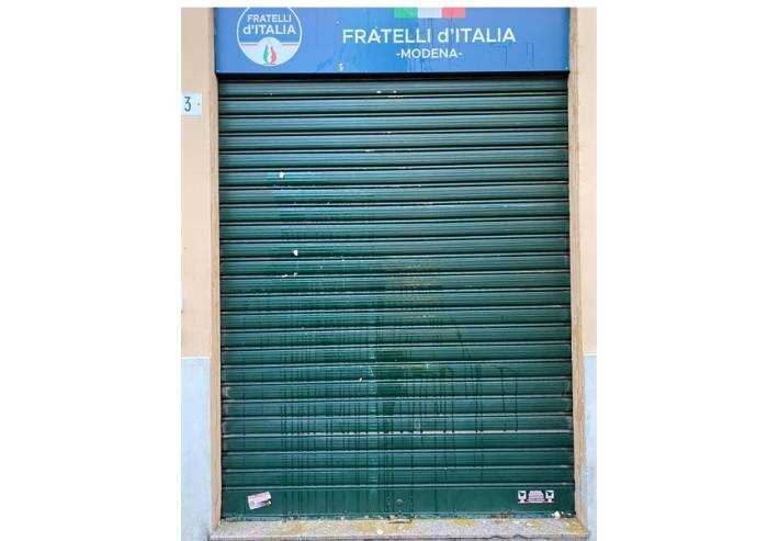 Modena, lanciano uova contro la sede di Fratelli d'Italia