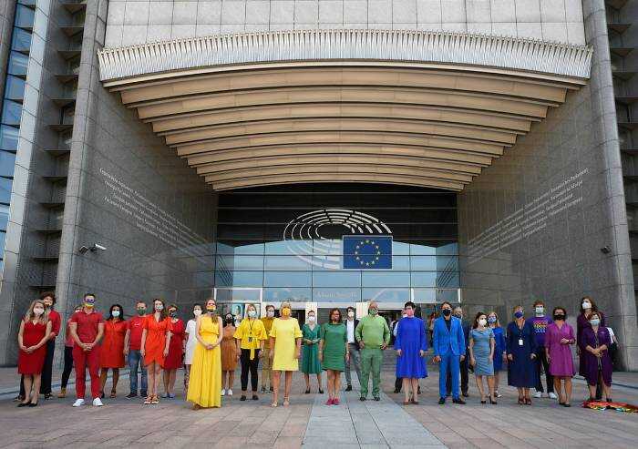 Festival col Green Pass, ma il Comune fa una mostra su libertà Lgbt