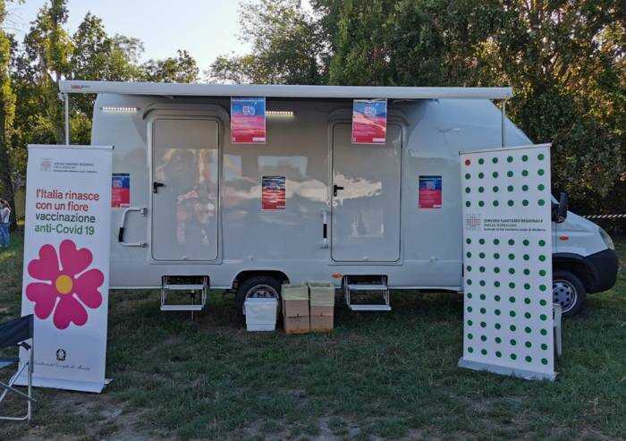 Modena, camper vaccinale davanti a scuola. Ausl: 'Sicuri e vaccinati'