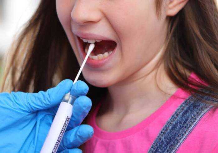 Green pass, passa la linea Lega: basta un test salivare per ottenerlo