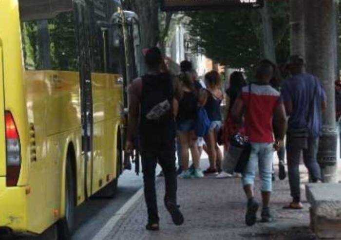 De Luca: 'Mezzi gratis solo agli studenti vaccinati'