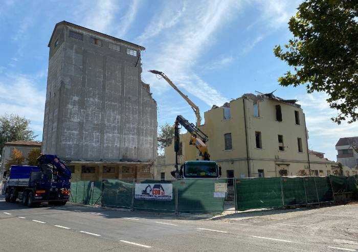 Modena, abbattuto l'ex Mulino: addio a un pezzo di storia di Albareto