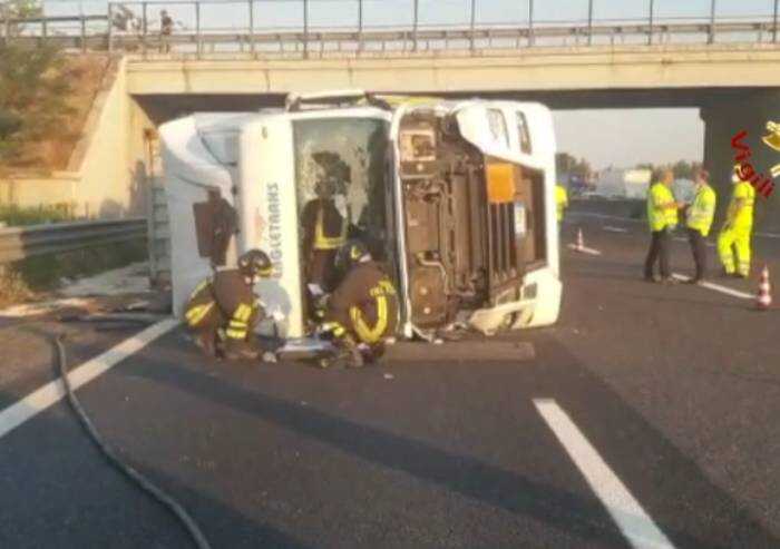 Modena, schianto tra camion in A1: disperse sostanze pericolose