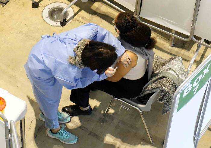 Vaccini Covid, ok Aifa a somministrazione della terza dose in Italia