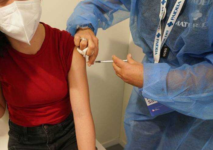 Il Guardian: 'Ragazzi più a rischio di effetti collaterali col vaccino che col Covid'