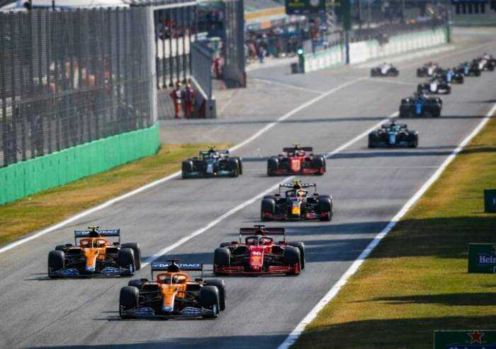 Ricciardo vince a Monza, quarto Leclerc. Autoscontro Hamilton e Verstappen