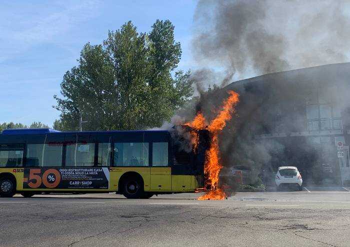 Modena, autobus Seta in fiamme in via Emilia Ovest
