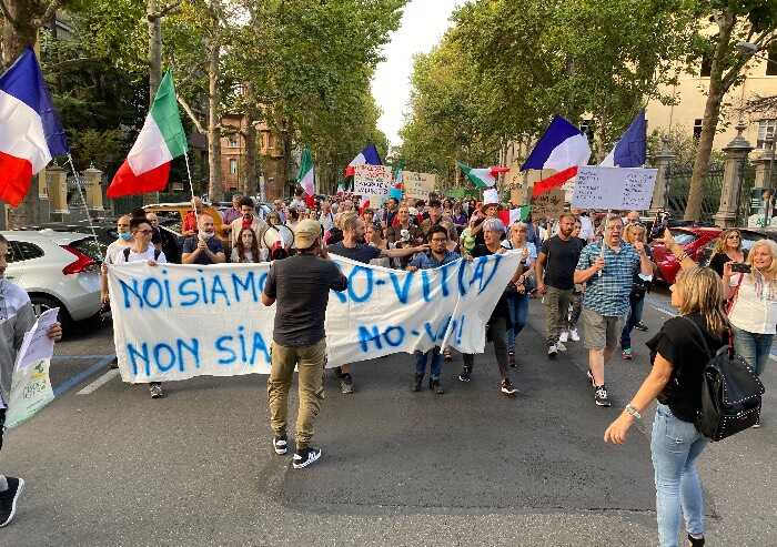 Modena, corteo pacifico in centro contro il Green Pass: sfilano in 500