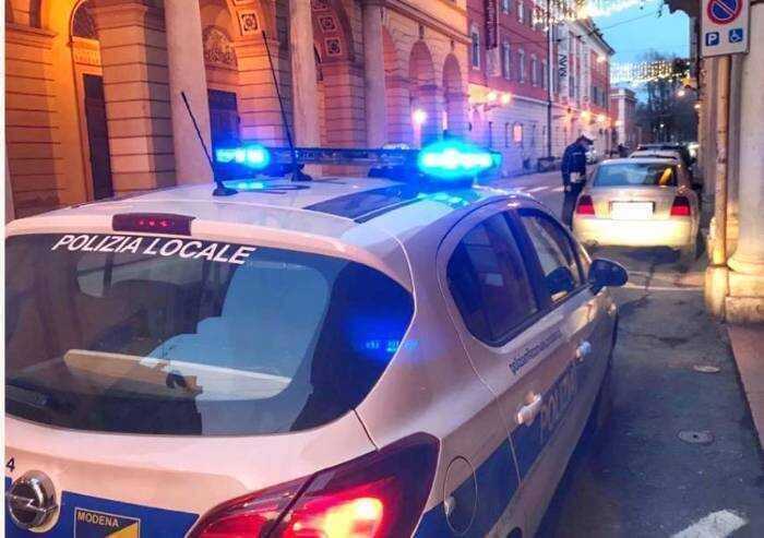 Viale Gramsci Modena, sequestrati 12 chili di alimenti