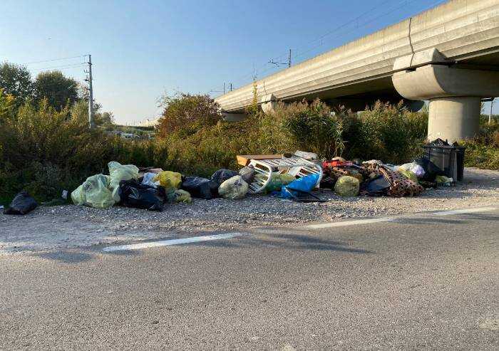 Modena, vergogna campo abusivo sotto la Tav: discarica a cielo aperto