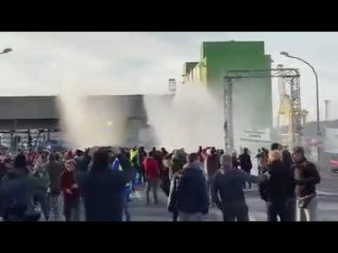 Porto di Trieste: cariche e idranti contro manifestanti pacifici