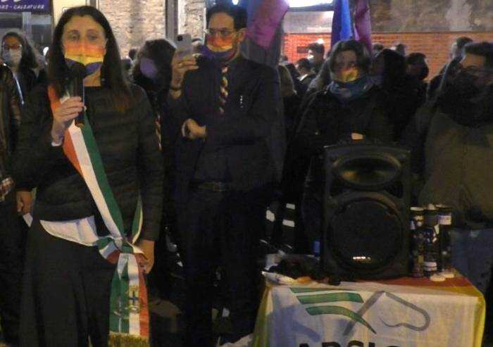 L' uso della fascia tricolore al presidio di protesta arcobaleno: è tutto ok?
