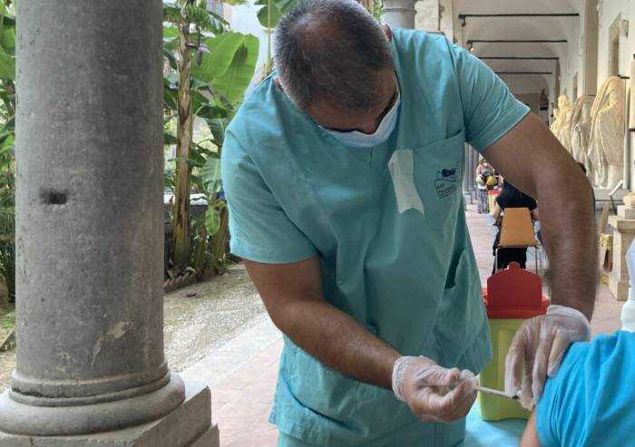 Malore al centro vaccinale, muore a 53 anni subito dopo l'inoculazione