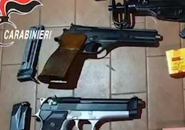 Sassuolo, 54enne aveva un arsenale in casa: arrestato