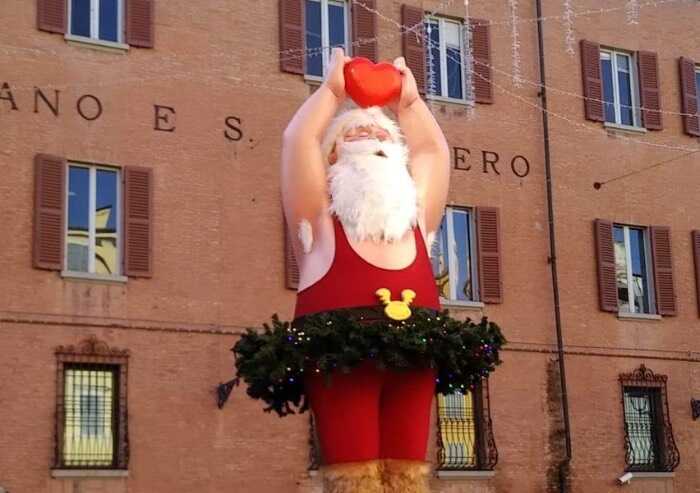 Modena, Babbo Natale in tut?: ?Agghiacciante'