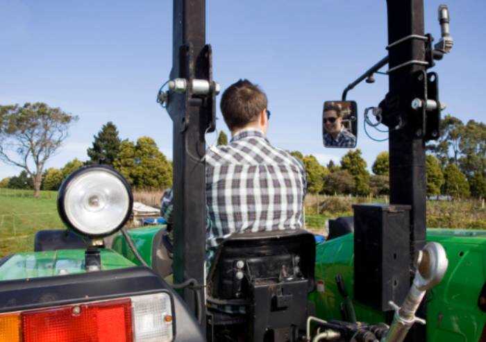 Concordia, incidente sul lavoro: agricoltore 60enne cade da un carro