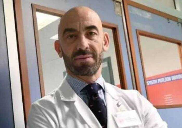 No vax contro infettivologo Bassetti: perquisizioni anche a Modena