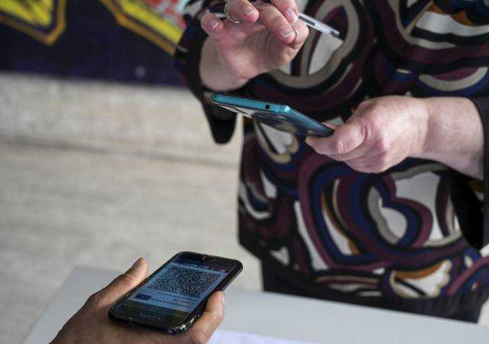 Vaccinazioni over 18 bloccate. E senza terza dose non ho green pass