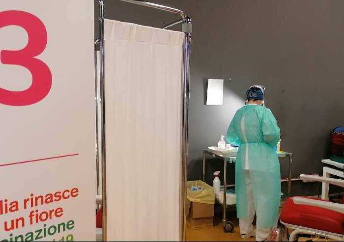 Con il super green pass più 'obbligati' alla vaccinazione: impennata di prime e terze dosi