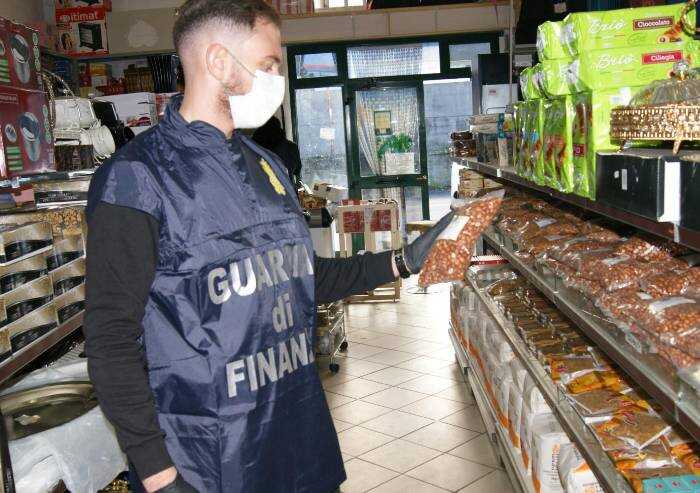 Sassuolo: 5 tonnellate di alimenti non sicuri sequestrati in un ingrosso