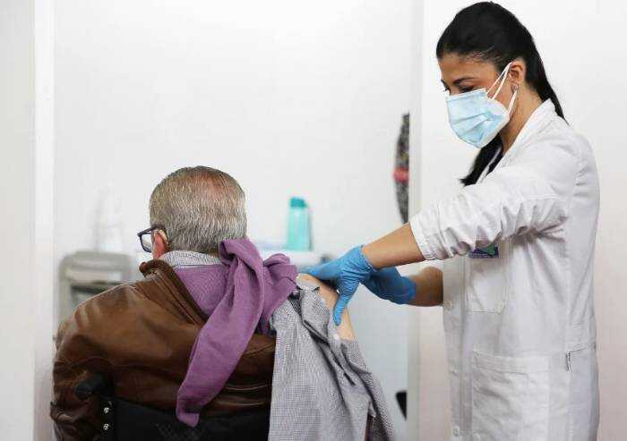 Covid, il Censis: 'Per un italiano su tre chi si vaccina è una cavia'